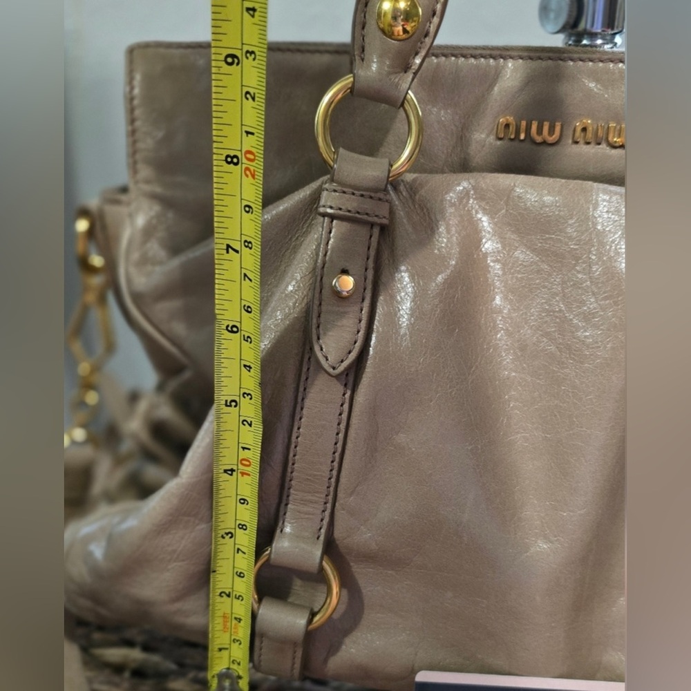 Miu Miu Vitello Shine - Leather Shoulder Bag in Cammeo - Picture 7 of 13